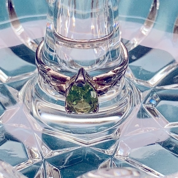 Gorgeous Vintage Silver Ring with Green Gemstone - Picture 4 of 9